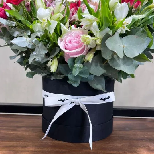 Caja pote con flores de estacion corazon